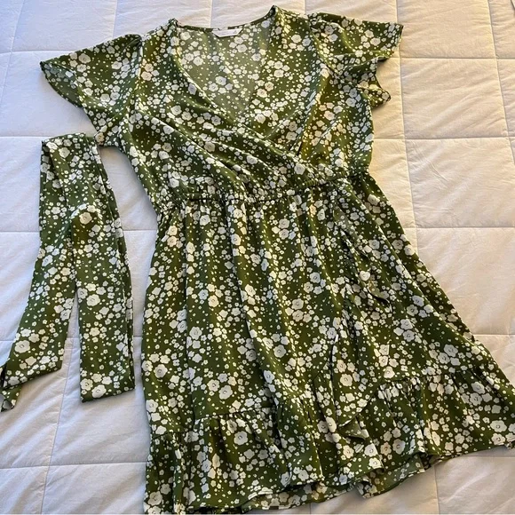Like New LC Lauren Conrad Colie Wrap Short Sleeve Dress in Green Floral Print - Picture 2 of 9